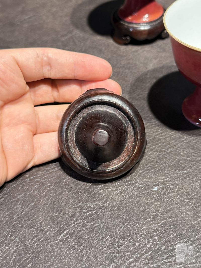 清雍正 胭脂釉高足杯一对（配木座） - 图5